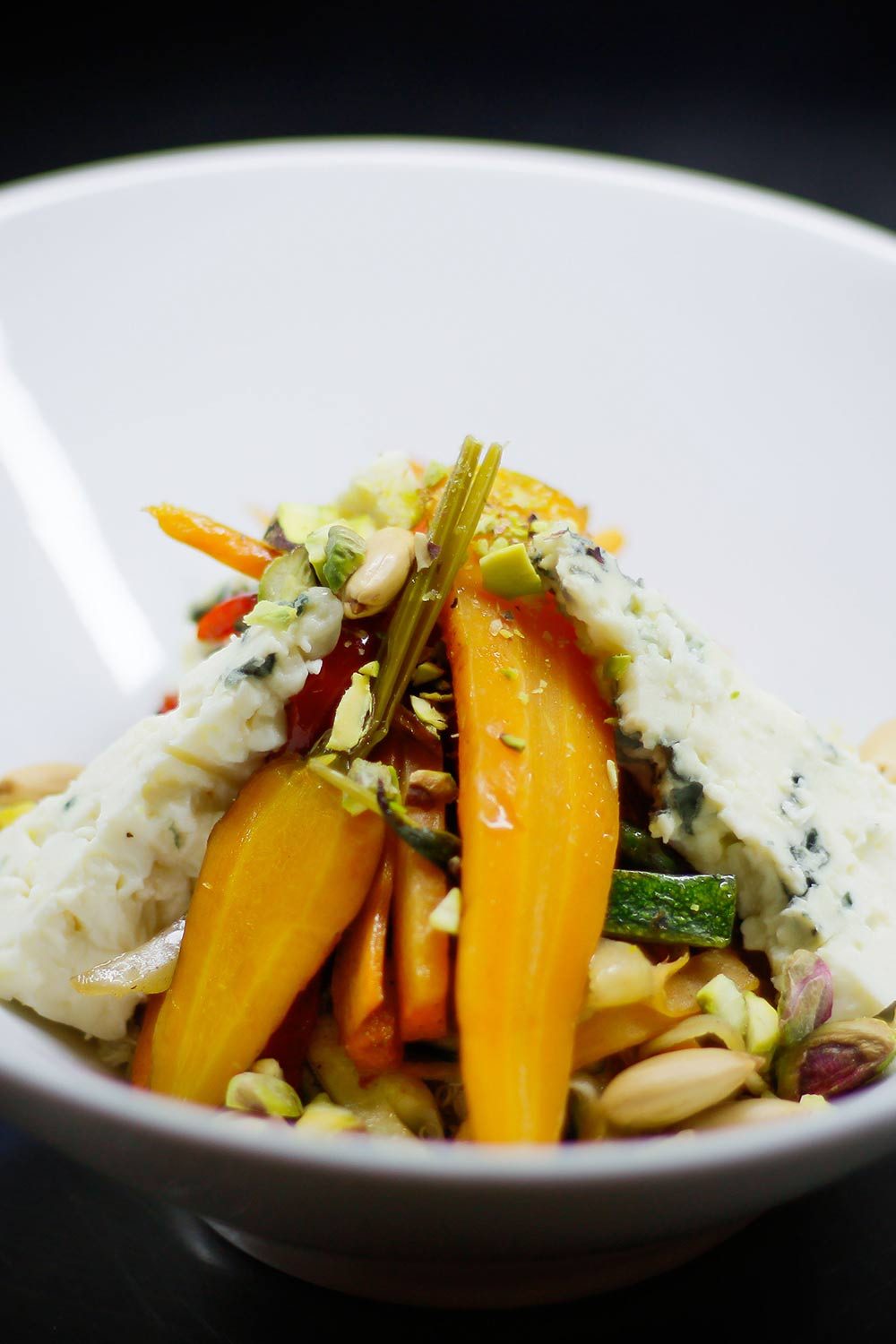 Zanahorias de la huerta con queso azul y pistachos